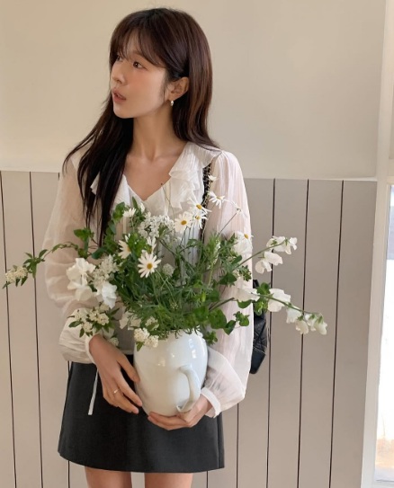 Sơ mi cổ rộng là một trong những xu hướng đang được nhiều cô nàng công sở yêu thích. 