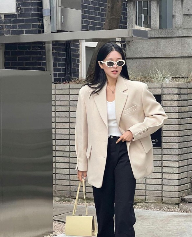 Giải pháp là chọn blazer có chất vải đứng form như tweed, wool blend hoặc polyester cao cấp. 