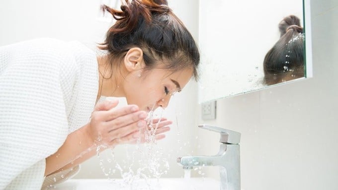 Chỉ nên rửa mặt với nước để tránh làm mất đi lớp dầu tự nhiên bảo vệ da.