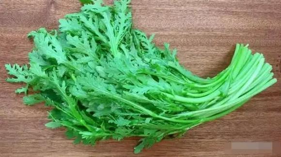 Rửa sạch cải cúc, để ráo nước, sau đó cắt thành từng đoạn đều nhau.