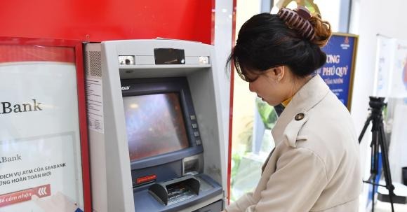 Khi thẻ ATM bị nuốt, điều quan trọng là giữ bình tĩnh và không rời khỏi máy ngay lập tức.