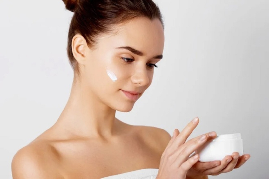 Sự thay đổi của thời tiết, môi trường và cả thói quen sinh hoạt đều có thể ảnh hưởng đến độ ẩm của da