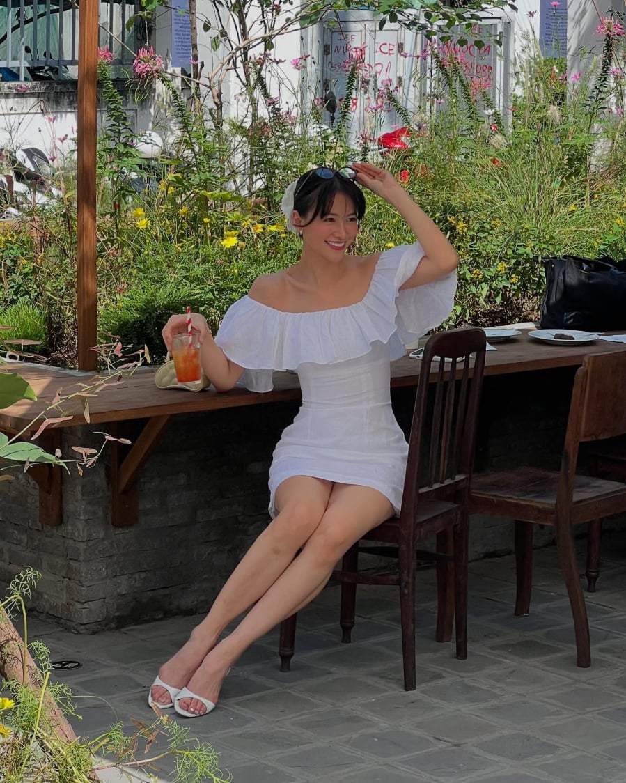 Phương Khánh diện váy trắng trễ vai kết hợp với giày mule cao gót cùng tone