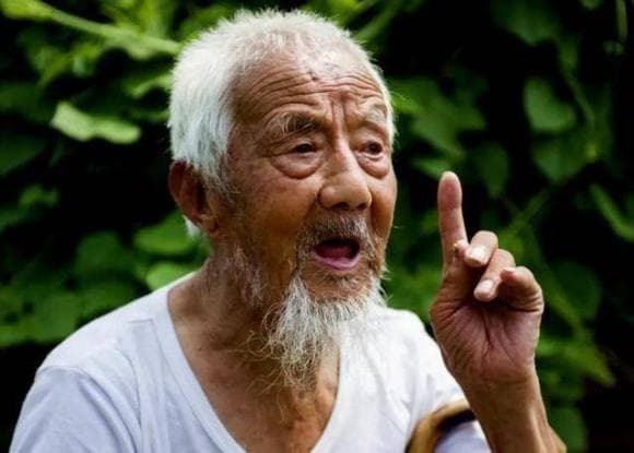 Những người lớn tuổi thường có vốn kinh nghiệm sống phong phú, từng trải qua nhiều thăng trầm trong xã hội và thử nhiều cách để giải quyết vấn đề.