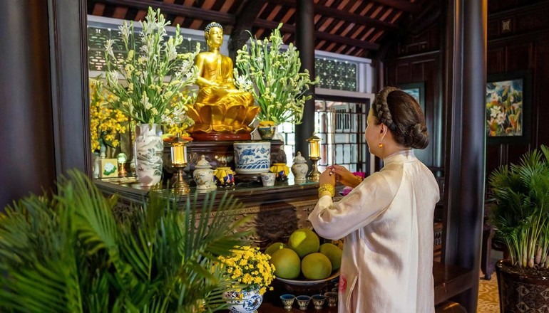 Bàn thờ là nơi linh thiêng, cần có không gian riêng biệt và yên tĩnh để đảm bảo sự trang nghiêm. 
