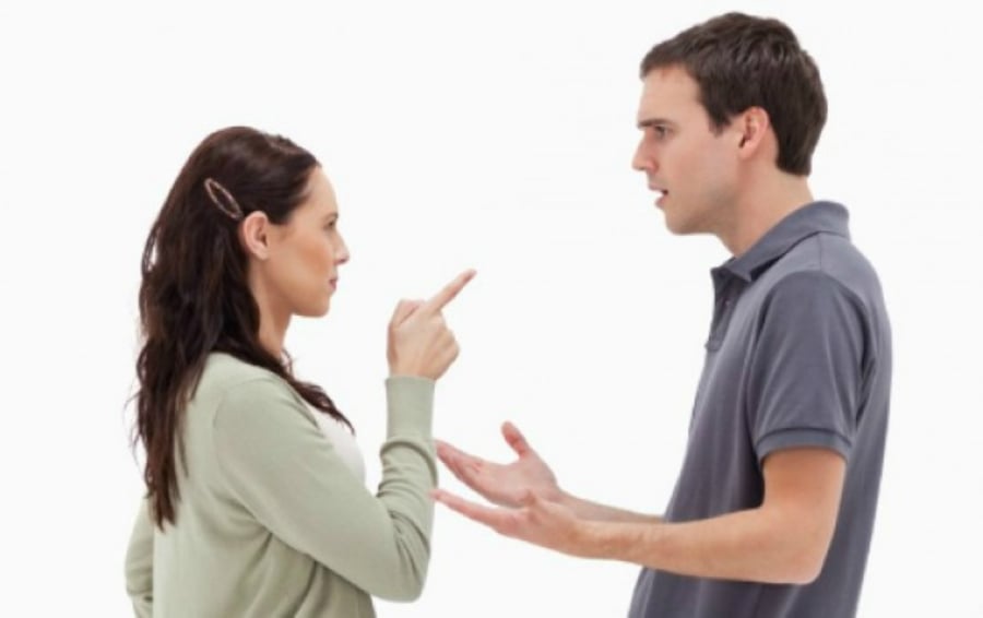 Bỏ ngoài tai những lời dèm pha, tập trung làm tốt việc của mình. (Ảnh minh họa)