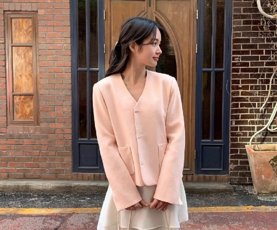 Blazer dáng suông với độ dài ngang eo, không ôm sát Sh88bet đăng ký miễn phí, đang là kiểu dáng được nhiều cô gái yêu thích.