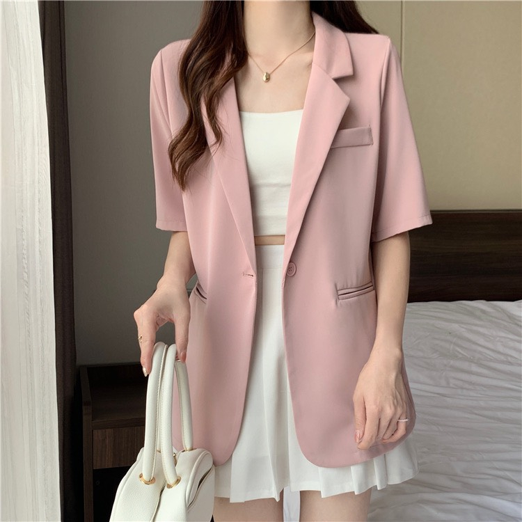 Không chỉ mang lại cảm giác tươi mới, blazer pastel còn giúp người mặc trông trẻ trung và dịu dàng hơn.
