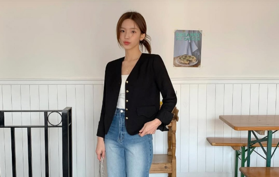 Blazer không cổ đang được nhiều cô nàng yêu thích nhờ thiết kế tối giản nhưng không kém phần tinh tế. 