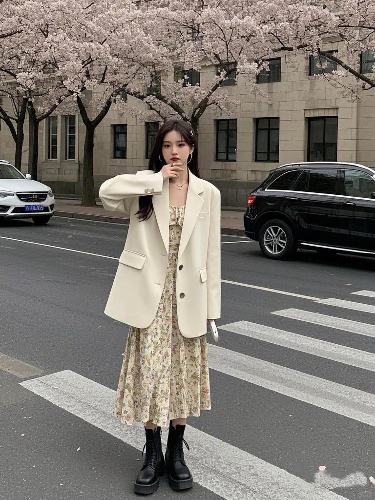 Blazer mang lại vẻ chỉn chu, trưởng thành, trong khi chân váy họa tiết lại tạo cảm giác mềm mại, nữ tính. 