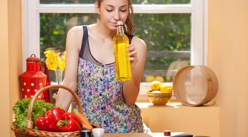 Để dầu ở nơi khô ráo, tránh ánh nắng trực tiếp và nguồn nhiệt cao (ví dụ: cạnh bếp nấu)