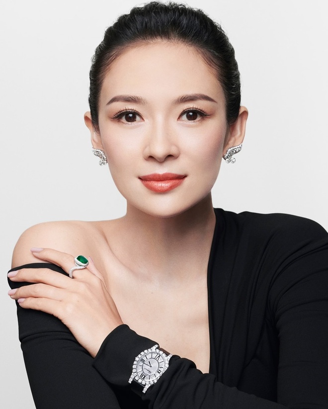 Chương Tử Di không sở hữu nét đẹp ngọt ngào, nhưng lại chinh phục công chúng bằng ánh mắt sâu thẳm, sắc bén.