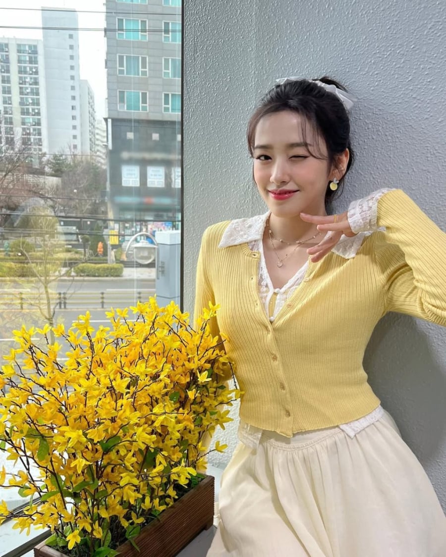Yujin thường chọn những set đồ đơn giản nhưng tinh tế. 