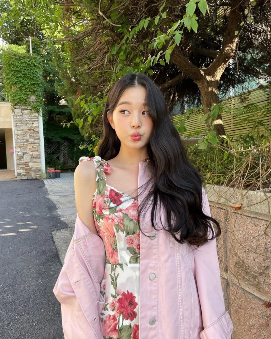 Nhắc đến Wonyoung, không thể bỏ qua những outfit nữ tính với gam màu pastel nhẹ nhàng. 