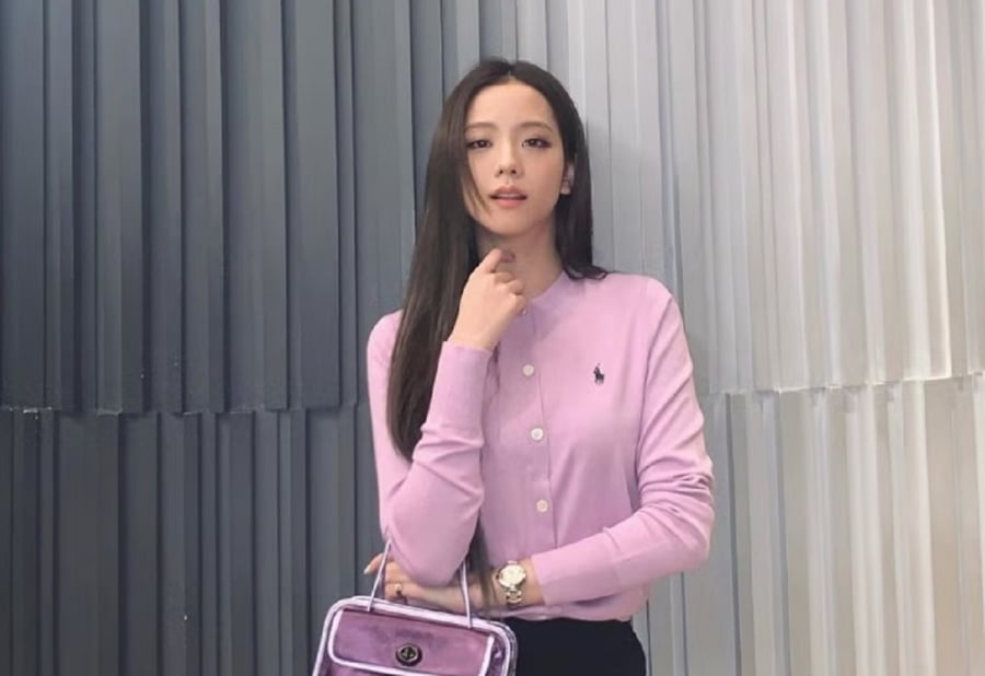 Nếu bạn yêu thích phong cách nữ tính nhưng vẫn muốn giữ sự năng động, hãy thử công thức phối đồ của Jisoo. 