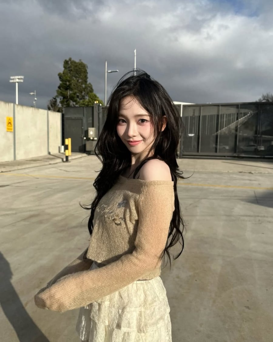 Karina mang đến phong cách pha trộn giữa nét nữ tính và sự cá tính đầy hiện đại. 