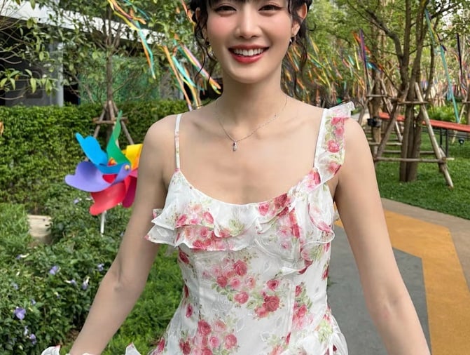 Cô thường chọn thiết kế có tay bồng hoặc cổ vuông để tạo điểm nhấn.