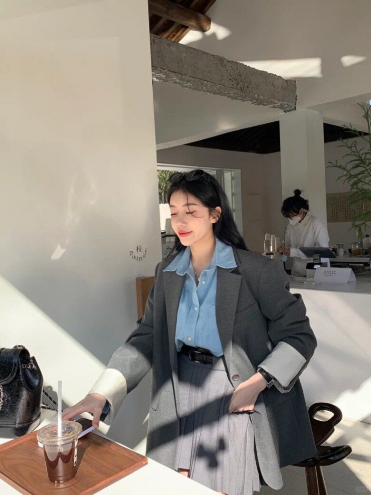 Hãy thử bộ vest xám phối cùng sơ mi xanh lam.