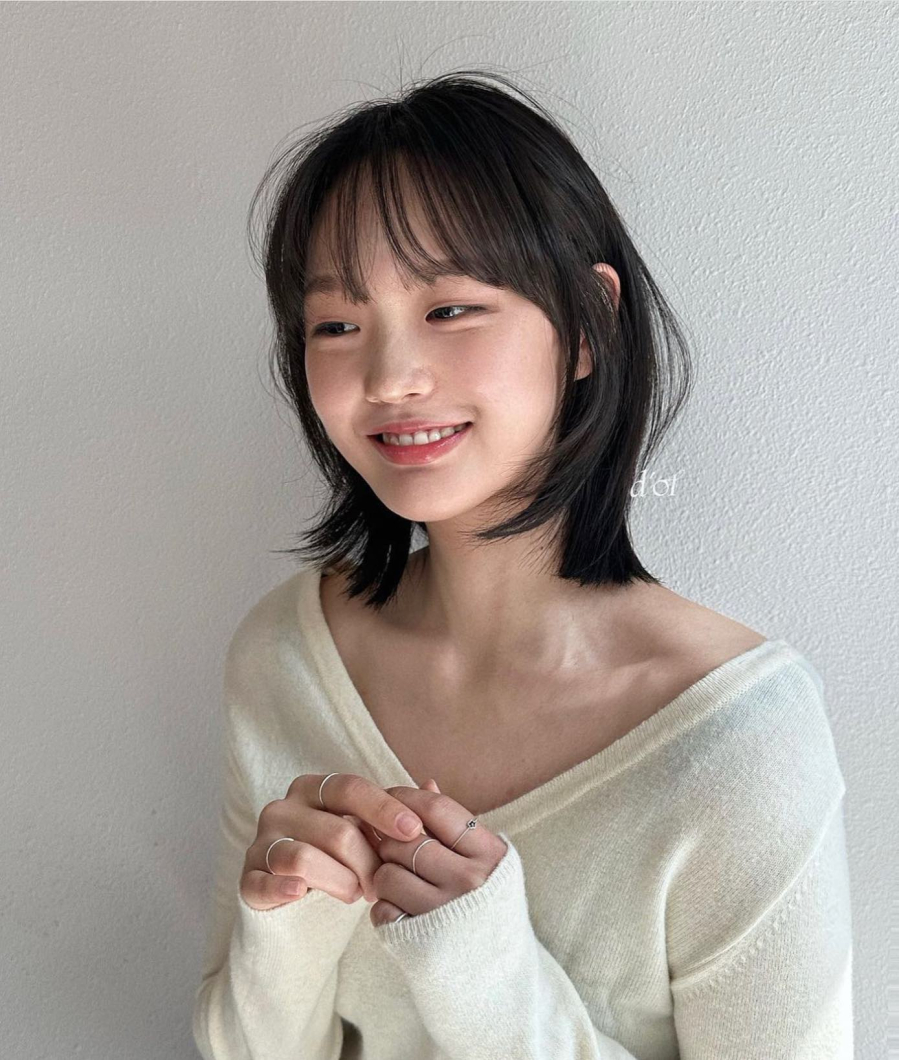 Phần mái nhẹ nhàng trước trán không chỉ giúp che khuyết điểm mà còn tạo hiệu ứng gương mặt nhỏ nhắn hơn.