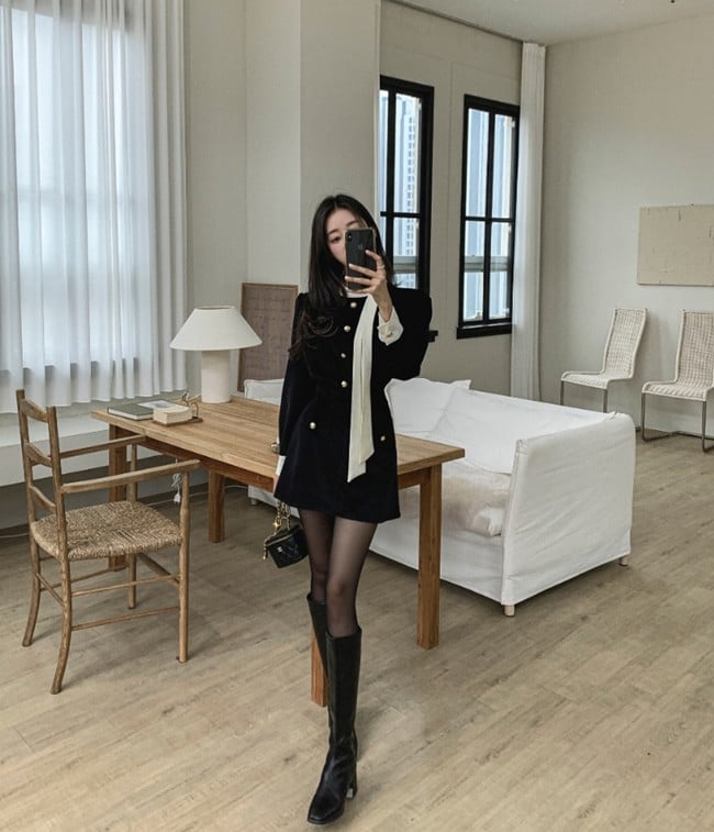 Set đồ all black sẽ thêm phần nổi bật khi có điểm nhấn ở cổ và tay áo với gam màu trắng