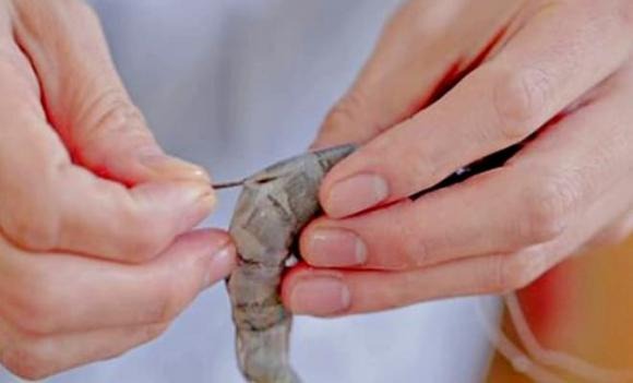 Nhiều người thường bỏ qua đường chỉ đen chạy dọc trên lưng tôm, nhưng thực chất đây là đường ruột của tôm, nơi chứa chất thải và vi khuẩn. 