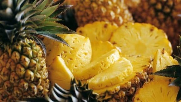 Dứa là thực phẩm duy nhất chứa bromelain – một loại enzyme có tác dụng giảm đau, chống viêm và thúc đẩy quá trình lành vết thương. 