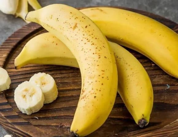 Chuối chứa nhiều chất xơ hòa tan, giúp tạo thành gel trong quá trình tiêu hóa, làm chậm sự hấp thụ đường.