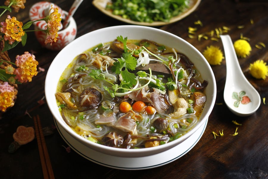 Miến dong là sản phẩm truyền thống, được làm từ củ sắn, còn miến gạo là sản phẩm hiện đại hơn