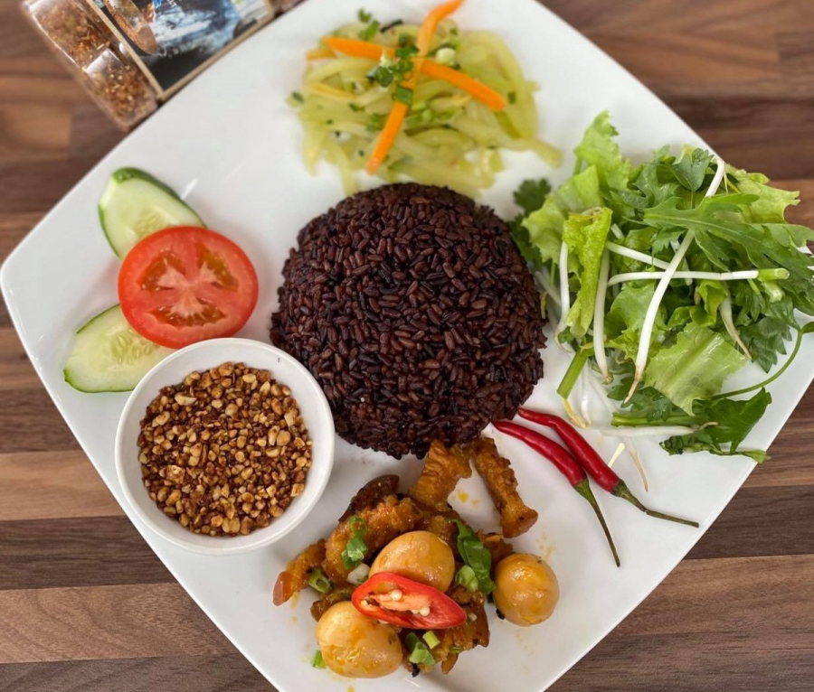Gạo đen chứa lượng protein cao hơn so với gạo trắng thông thường, đồng thời giàu chất xơ hòa tan, giúp hỗ trợ tiêu hóa và kiểm soát đường huyết hiệu quả