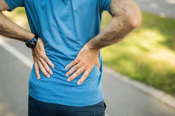 Một giáo viên về hưu, vốn có sức khỏe tốt, bỗng nhiên cảm thấy khó khăn khi di chuyển. 