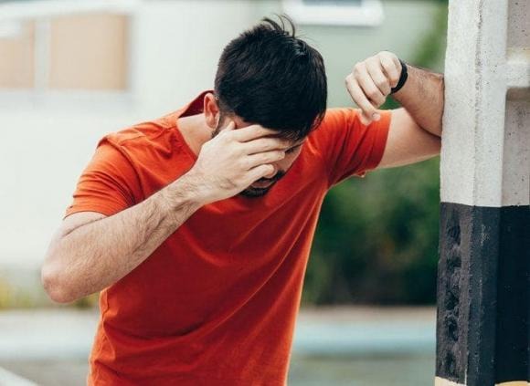 Một lập trình viên trẻ tuổi, thường xuyên ngồi làm việc nhiều giờ trước máy tính, bắt đầu nhận thấy cơn đau nhói ở bắp chân khi đi bộ.