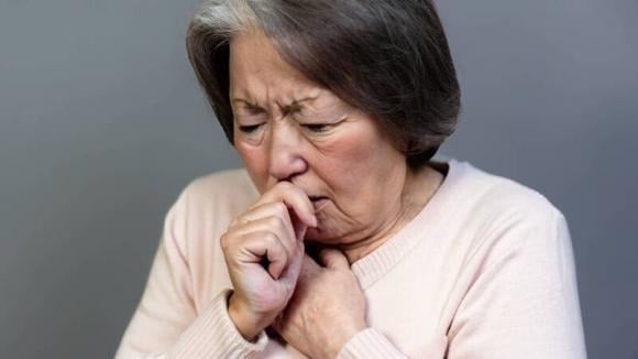 Ho liên tục, không thuyên giảm dù đã dùng thuốc, đặc biệt ở người hút thuốc lá, cần được kiểm tra bằng chụp CT phổi.    