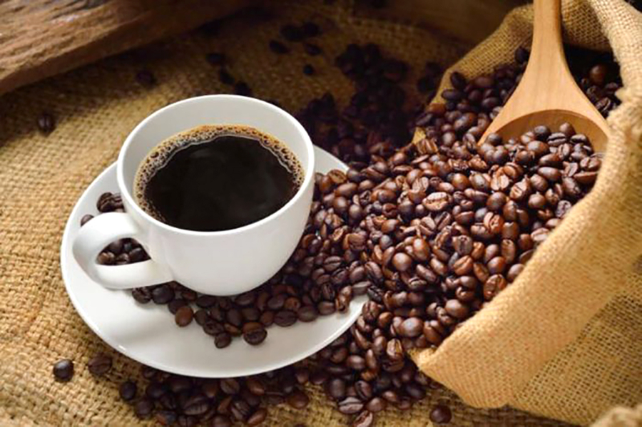 Vào buổi tối, việc tiêu thụ thực phẩm chứa caffeine hoặc đường có thể khiến hệ tiêu hóa bị rối loạn và làm tăng gánh nặng cho gan. 