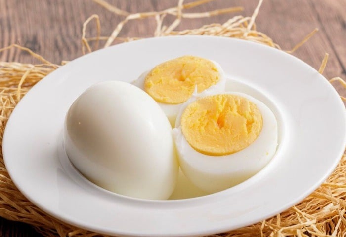 Trứng luộc kết hợp với thực phẩm lành mạnh sẽ tạo nên bữa sáng giàu dinh dưỡng. 