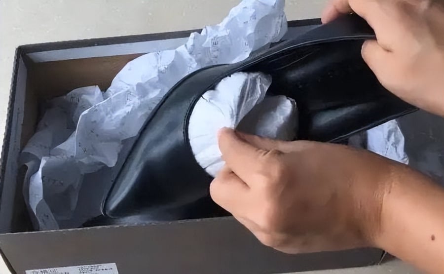 Miếng giấy dày cộm khi mới mua giày đừng vứt bỏ vì chúng có nhiều tác dụng quý