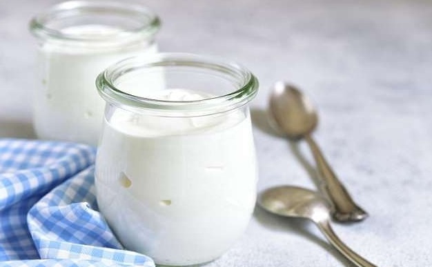Nghiên cứu cho thấy, uống sữa chua khoảng 30 phút trước bữa ăn có thể giúp ổn định lượng đường trong máu sau khi ăn và giảm tích tụ mỡ thừa.    