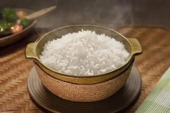 Nhiều người vẫn tin rằng cơm trắng là thực phẩm chính lành mạnh và dễ tiêu hóa. 