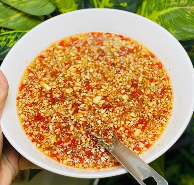 Cách pha nước chấm tỏi ớt nổi đều 100%, chấm món nào cũng hợp