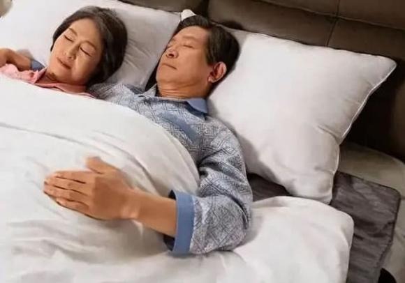 Nhiều người có thể bị đánh thức bởi cơn đau ngực dữ dội vào ban đêm nhưng không nghĩ rằng đó là dấu hiệu nguy hiểm. 
