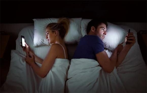 Ánh sáng xanh từ màn hình điện thoại, máy tính bảng có thể ức chế sản sinh melatonin – hormone giúp điều chỉnh giấc ngủ. 