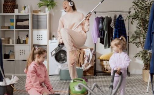 Nhiều bậc cha mẹ hiểu rõ rằng khi con còn nhỏ, lời nói và việc làm của họ sẽ đóng vai trò quan trọng trong cuộc đời của con cái (ảnh minh họa)