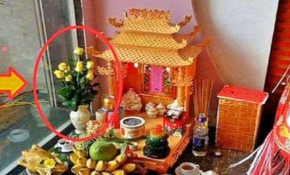 Khi bàn thờ hướng ra cửa chính theo hướng Nam, việc đặt bình hoa bên trái (tức hướng đông) giúp hương thơm của hoa lan tỏa khắp không gian thờ cúng mỗi khi có gió đông hoặc đông nam thổi vào, tạo cảm giác thanh tịnh và trang nghiêm.