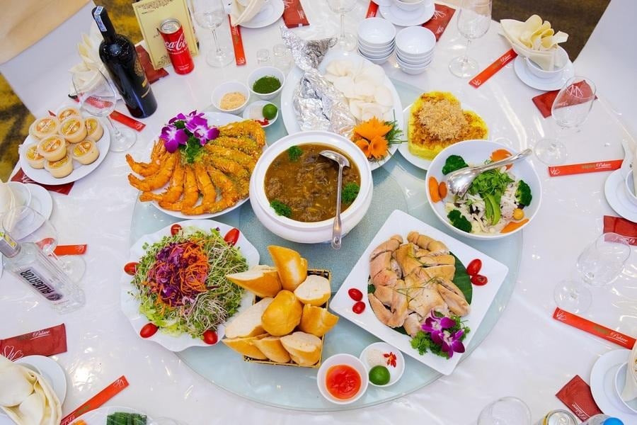 Khi tham gia một bữa tiệc, có những người có thói quen khuấy bới thức ăn liên tục mỗi khi gắp món gì đó.