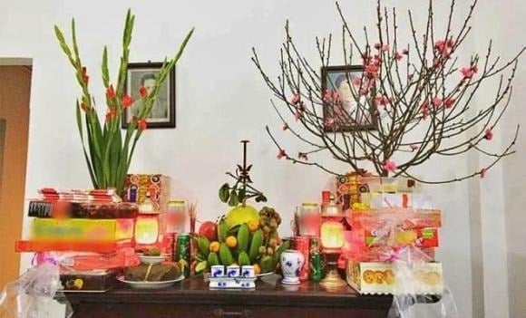 Ngoài bình hoa, gia chủ cũng cần chú ý đến các vật phẩm thờ cúng khác như bộ tam sự (ngũ sự), mâm bồng, ống hương… để không gian thờ cúng thêm trang trọng và đầy đủ. 