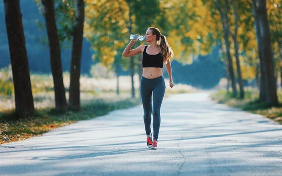 Mặc dù đi bộ mang lại nhiều lợi ích cho sức khỏe, nhưng vẫn có một số nhóm người cần hạn chế hoặc tránh việc đi bộ, bao gồm:    