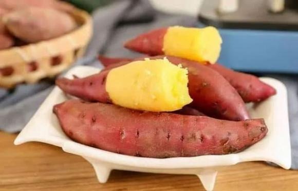 Một củ khoai lang tươi chứa khoảng 24,6% tinh bột, 1,3% protein, 0,1% chất béo, cùng với các men tiêu hóa, vitamin B, C và tiền sinh tố A (đặc biệt là khoai lang nghệ), cùng một số khoáng chất quan trọng.    