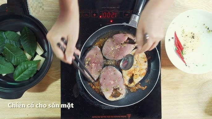 Cho nắm lá này vào nồi kho cá: Cá mềm nục, hết tanh, lên màu siêu đẹp