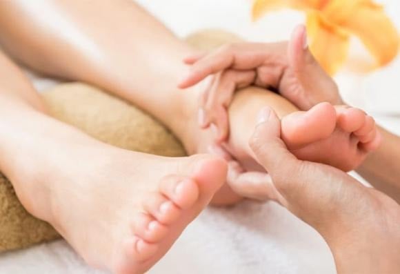 Dùng khớp ngón tay gõ nhẹ lên huyệt trong khoảng 1-2 phút, mỗi lần sáng và tối thực hiện 30 lần. 