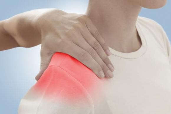 Ung thư xương hoặc ung thư phổi có thể tác động đến khớp vai, gây cứng khớp và giảm khả năng vận động. 