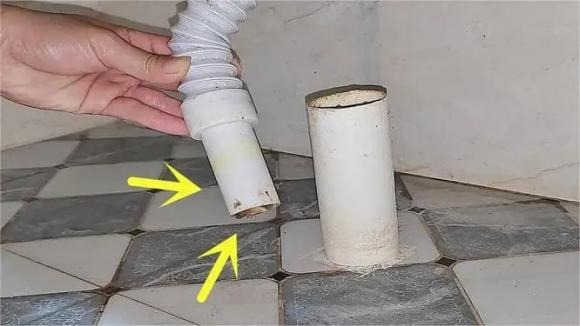 Không cần đến hóa chất hay tốn quá nhiều công sức, chỉ với một chiếc túi nilon đơn giản, bạn có thể dễ dàng khử sạch mùi hôi khó chịu từ cống thoát nước trong nhà bếp và nhà tắm.